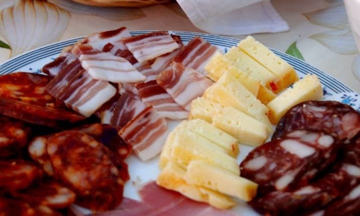 What is a traditional Croatian breakfast?