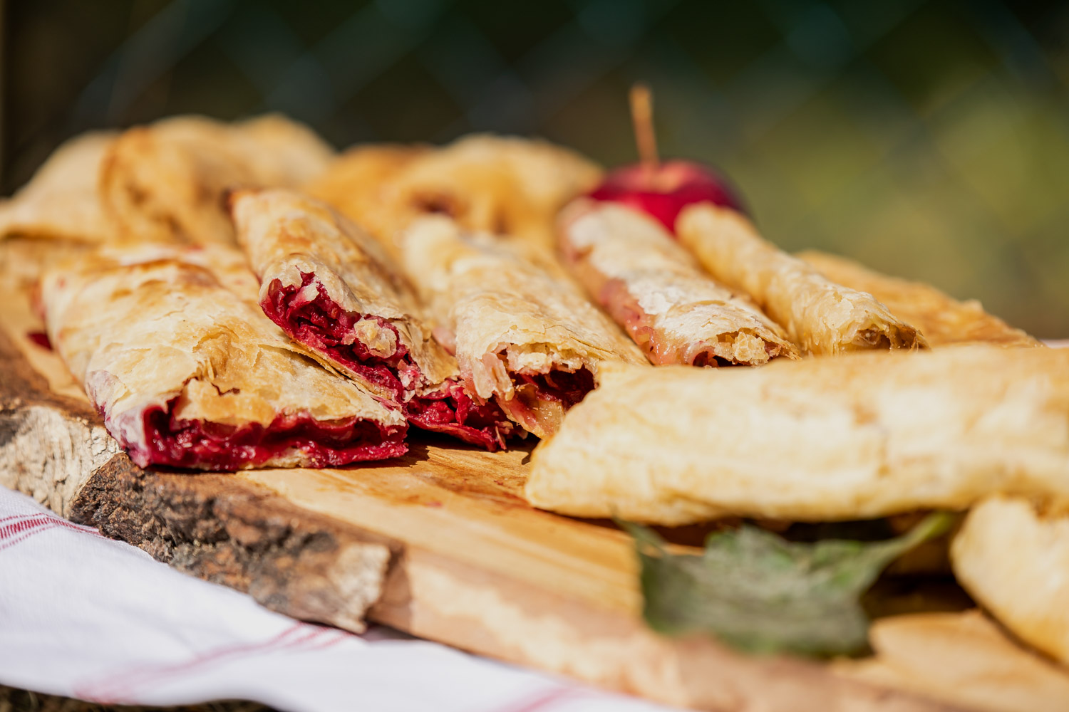 Thousands turn out as Croatian strudel fest opens