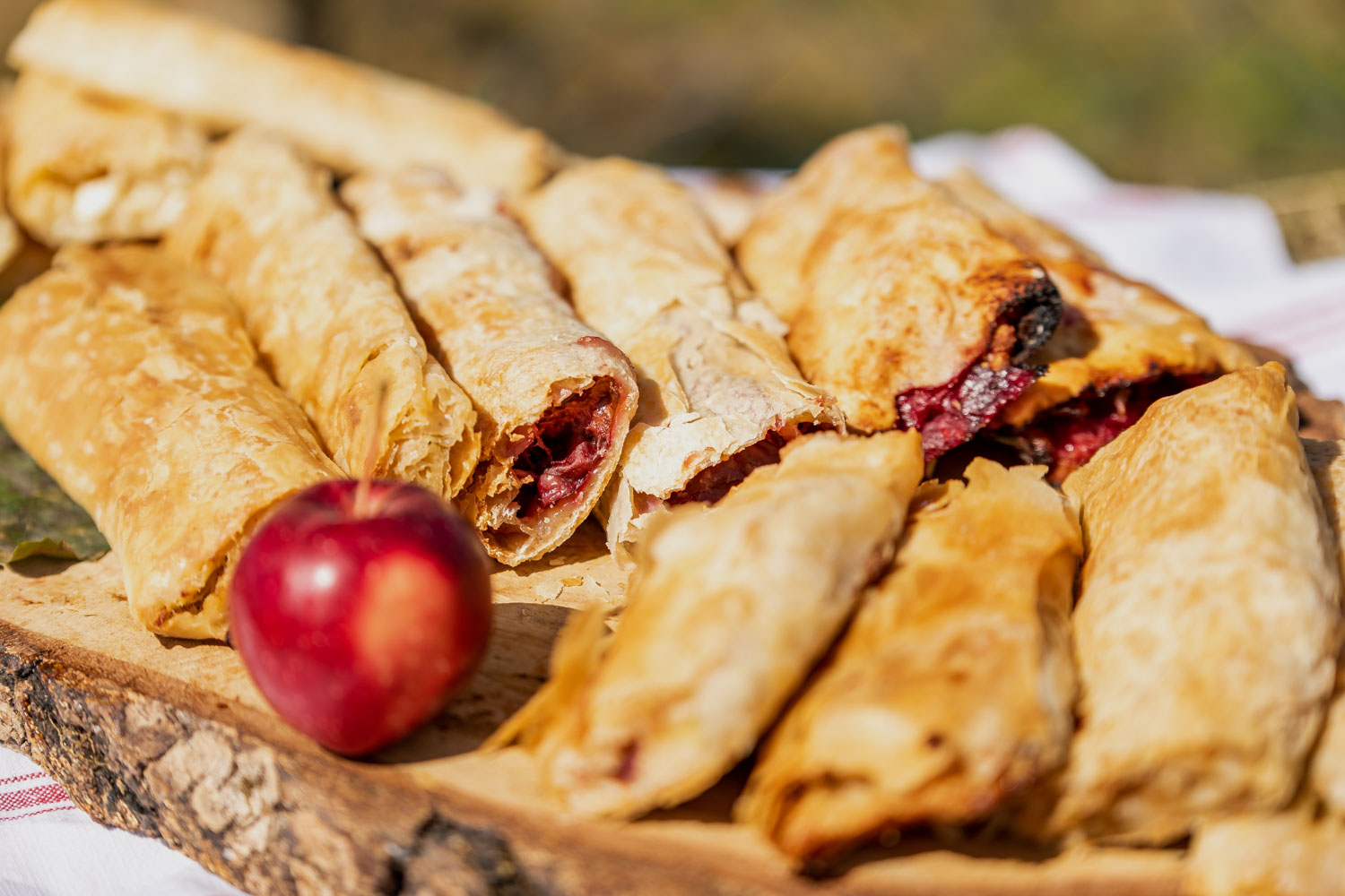 Thousands turn out as Croatian strudel fest opens