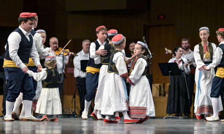 1500 Croats from USA and Canada at big folklore spectacle in Zagreb