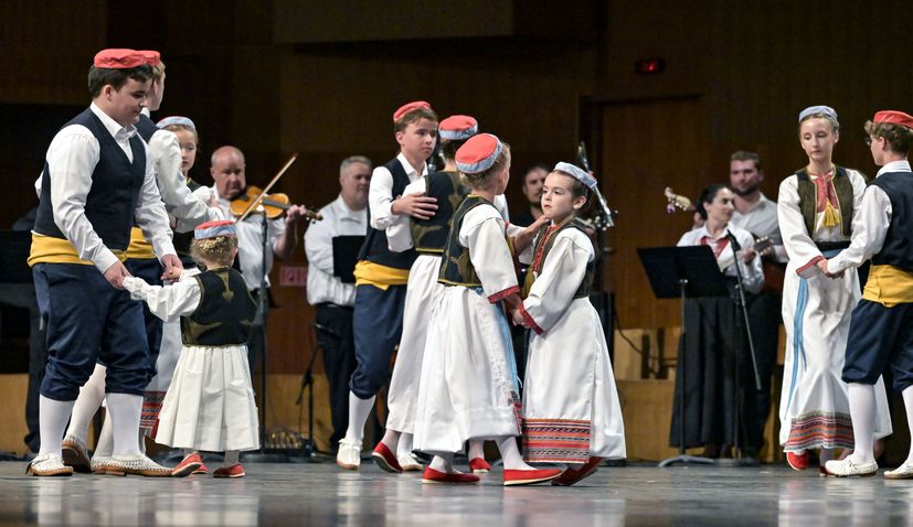 1500 Croats from USA and Canada at big folklore spectacle in Zagreb