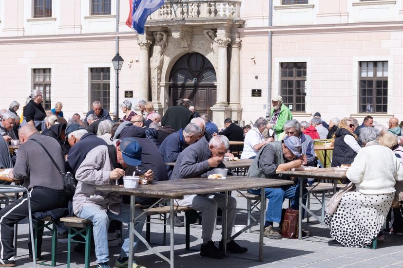 people in osijek eating free gish