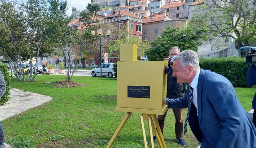 Replica of camera used to shoot oldest film footage in Croatia unveiled in Šibenik