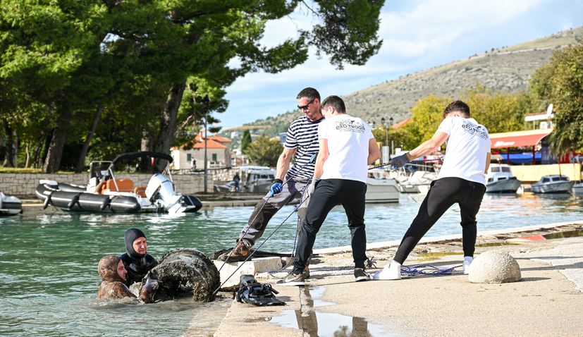  Big seabed cleanup in Trogir removes marine waste 