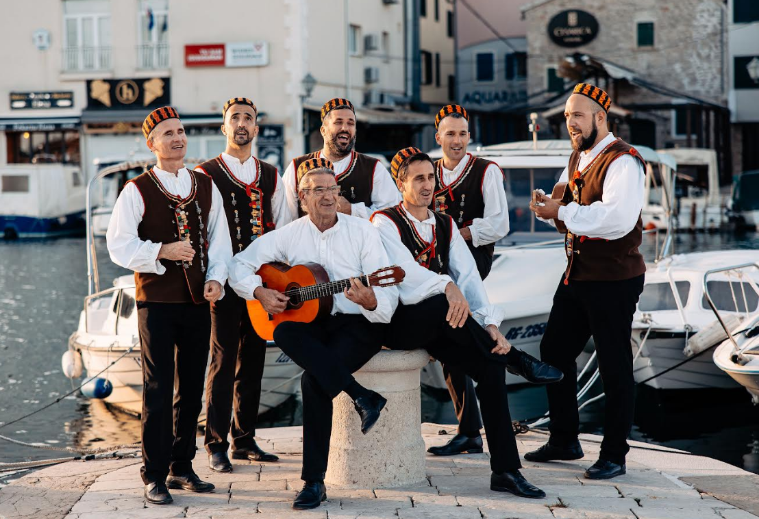 Klapa Bunari in Vodice 