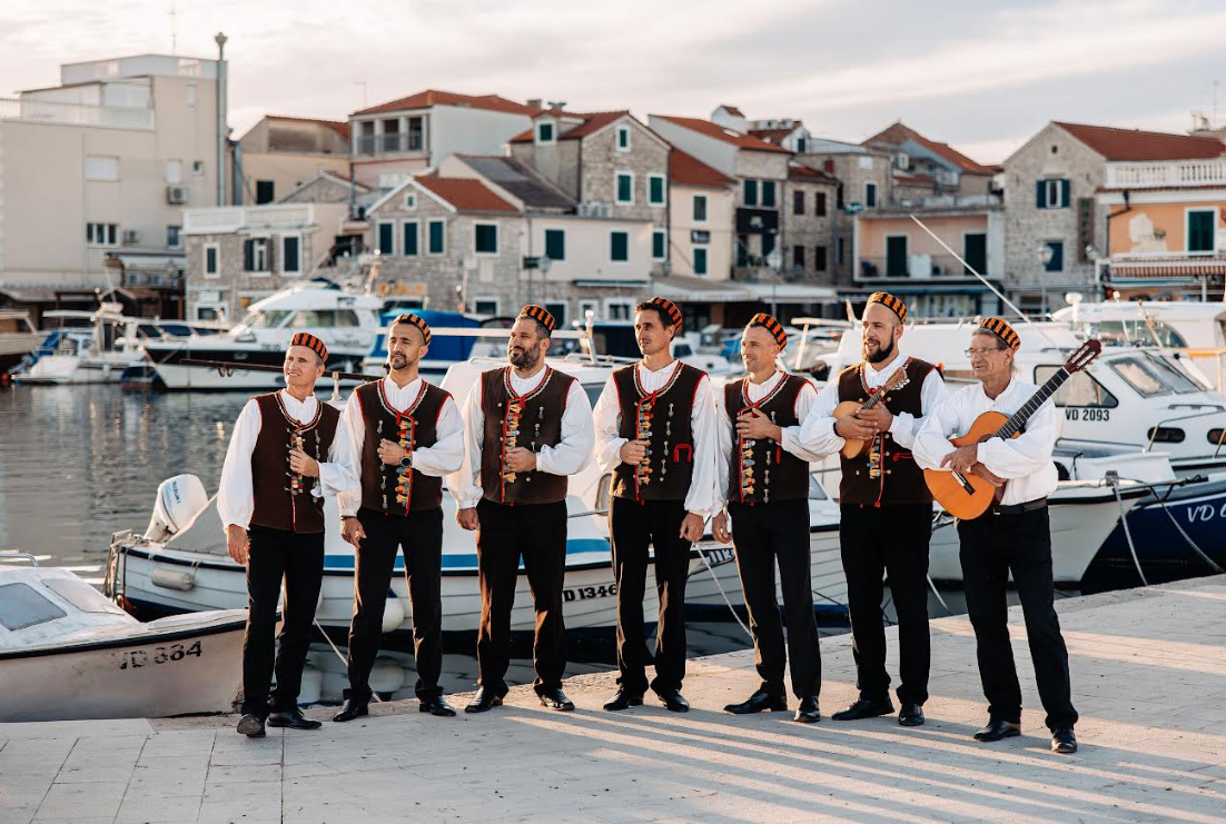 Klapa Bunari in Vodice 